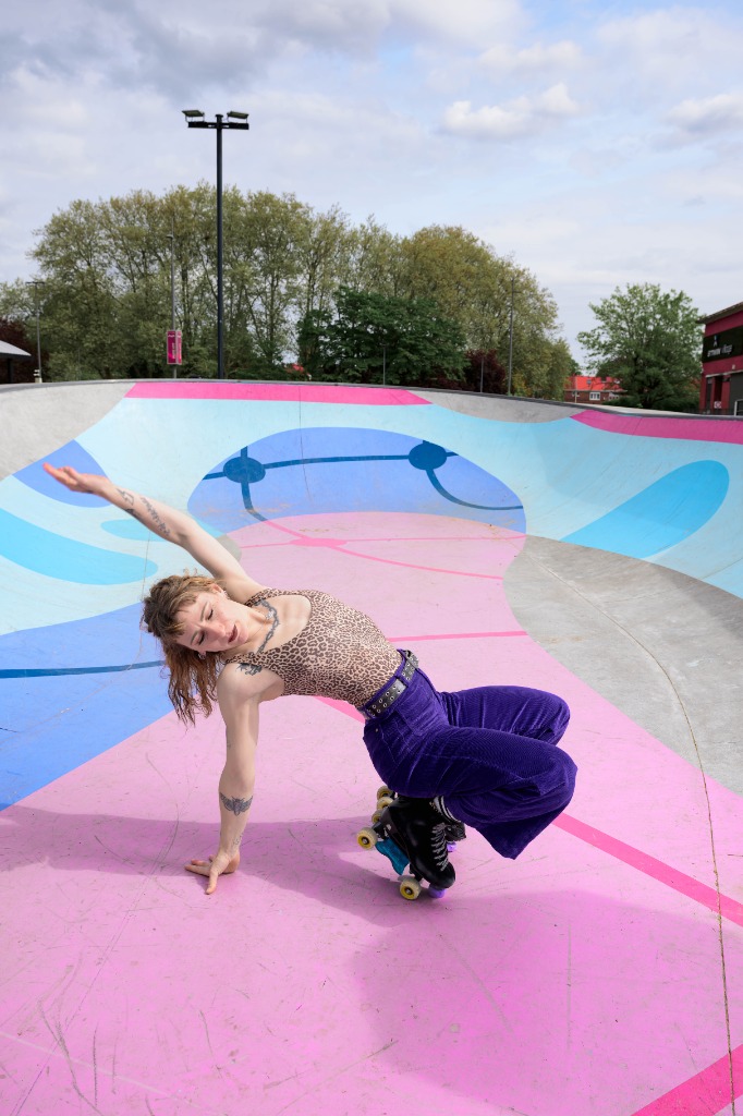 Eva Bavay freestyle en roller quad dans le bowl