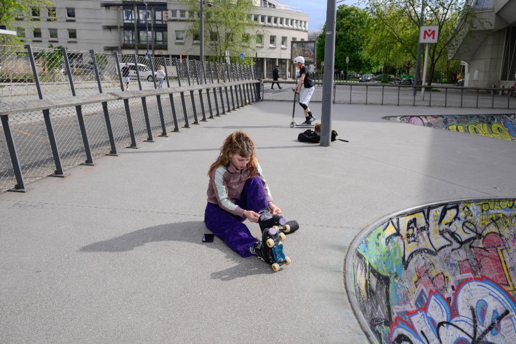Eva Bavay laçant ses roller quads au skatepark