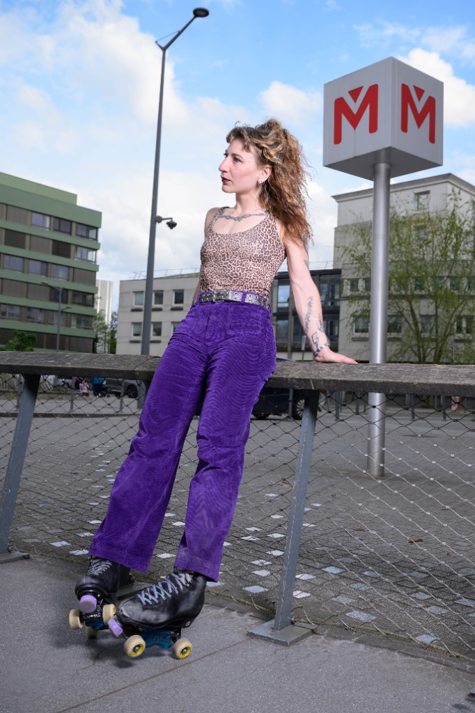 Eva Bavay ride urbain devant le métro à Lille