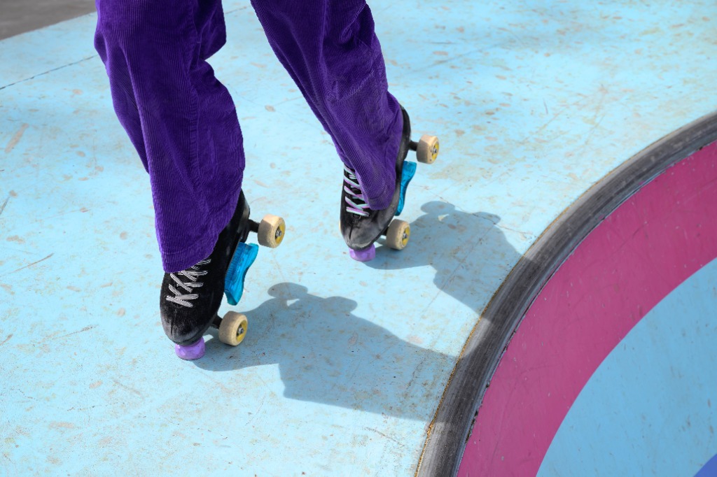 Gros plan sur les patins roller quad dans le bowl